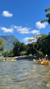Canoagem no rio Nhundiquara em Morretes