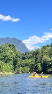 Canoagem no rio Nhundiquara em Morretes